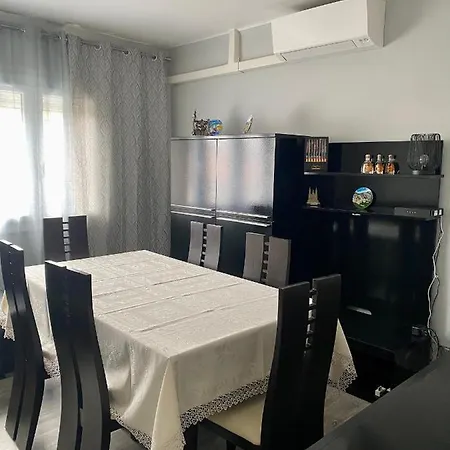 Maison Face A La Cite