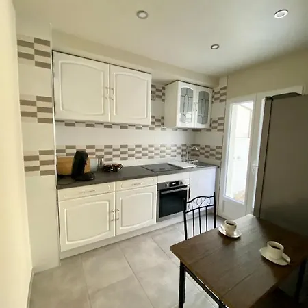 Maison Face A La Cite