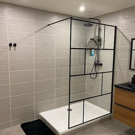 Maison Face A La Cite Homestay *